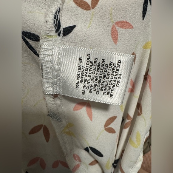 EUC Liz Claiborne Leaf Print Lightweight Blouse - Picture 11 of 11